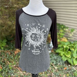 Rue 21 Gray and Black Sun Graphic Women's Top